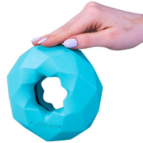 Playology CHANNEL CHEW RING хрустящее жевательное кольцо-многогранник для собак с ароматом арахиса, голубой
