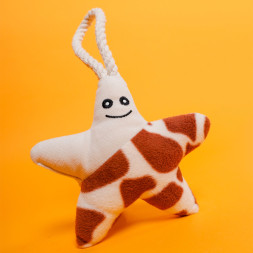 Mr.Kranch игрушка для собак мелких и средних пород Звездочка с канатом и пищалкой, 26х16х5 см, бежево-пятнистая